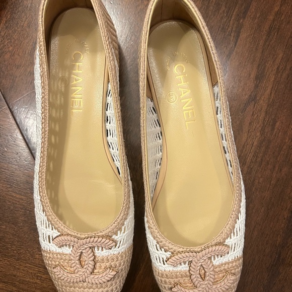 CHANEL Women's Beige and White Woven Flats - Picture 2 of 6